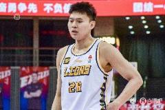 吳驍帶傷單手罰球，展現(xiàn)廣廈團隊信念