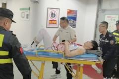 曾凡博被擔(dān)架抬上救護(hù)車：堅(jiān)持打比賽，不愿離開(kāi)球隊(duì)