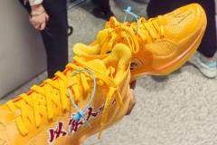 媒體人：小球迷接機(jī)擔(dān)心小曾受傷未打擾 但小曾主動(dòng)簽名