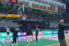 吳驍賽前熱身單手投籃引關(guān)注