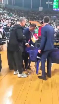 遼寧工作人員收走廣廈家屬席椅子引爭(zhēng)議，權(quán)力膨脹引關(guān)注