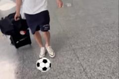 周琦隨隊(duì)赴貴港曬踢球視頻，給孫銘徽來(lái)個(gè)足球互動(dòng)