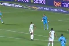 罕見暴怒！爭頂時(shí)裁判吹罰了內(nèi)馬爾犯規(guī)，內(nèi)馬爾瞬間暴怒駁斥