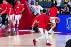 師承哈登？胡明軒賽前熱身竟然用出了后撤三步投籃