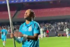 這里是我的地盤！現(xiàn)場直拍內(nèi)馬爾高舉角旗桿！