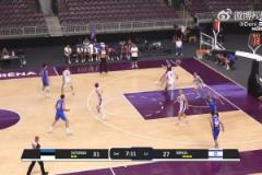 杰倫-格林與朱贊單挑，被朱贊強行碾至籃下得分