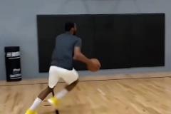 哈登在商場阿迪店門口，底下的球迷山呼海嘯歡迎登哥