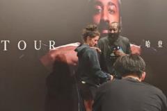 這樣的登哥誰不愛！哈登中國行不忘給快船女助教唱生日快樂歌??