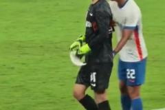 王大雷妻子發(fā)文談“丟袖標(biāo)”風(fēng)波：丟的是責(zé)任，這一次我站你對(duì)面