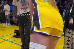 杰倫-格林帶著女友觀看火花隊比賽 并和庫里妹妹布林克擁抱~