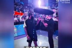 工作人員想為哈登撐傘，但登哥拒絕，選擇了和球迷們一起淋雨