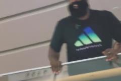 哈登面對熱情的中國球迷狂送飛吻，還差點從二樓跳下來了