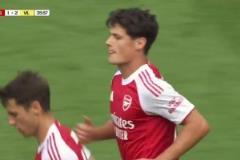 槍手扳回一城！馬丁內利角球助攻，諾爾高無人盯防頭球破門！