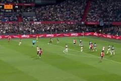 費(fèi)內(nèi)巴切0-1落后費(fèi)耶諾德！廷伯精彩轉(zhuǎn)身過(guò)人打門(mén)折射入網(wǎng)！