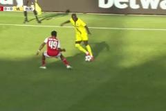 槍手后防失誤！基維奧爾門前沒有解圍，佩佩跟進補射破門！