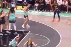 李月汝：你可以指正我的問(wèn)題，但我不接受無(wú)謂的批評(píng)