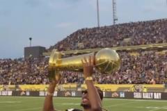 衣錦還鄉(xiāng)！亞歷山大帶著總冠軍獎杯回到家鄉(xiāng)加拿大漢密爾頓市