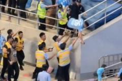 嚇人！網(wǎng)傳毛偉杰粉絲對(duì)面大連球迷罵偶像，激情之下掉下看臺(tái)