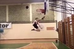 真牛逼！14歲塞斯科展現(xiàn)驚人運動天賦，用腳踢到3米高籃筐