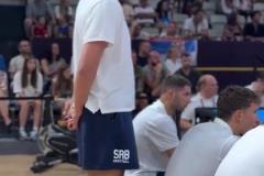 又上班了！約老師心想：看隊友打球比看賽馬差遠(yuǎn)了