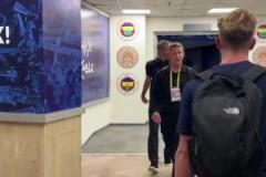 穆里尼奧賽后給一旁的記者拋了媚眼，而范佩西看著有點郁悶