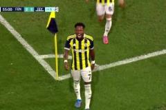 平地驚雷弗雷德世界波破死角，費內(nèi)巴切總比分反超費耶諾德！