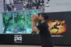 小帥又開(kāi)始了新的訓(xùn)練 ，雙人包夾后傳球