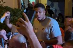 能否出戰(zhàn)歐錦賽熱身賽字母哥已經(jīng)帶領(lǐng)希臘男籃抵達下榻酒店