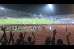 逼近榜首，實拍：國安賽后與遠(yuǎn)征軍球迷共同慶祝勝利