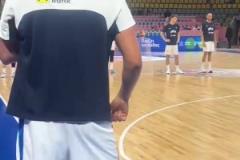 約基奇大肚腩已經(jīng)很明顯的凸出來了 ...