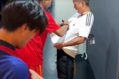 當(dāng)場(chǎng)跪地情緒崩潰！日本球迷拿到小羅親筆簽名后淚流滿面