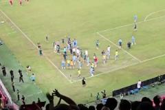 成都vs河南賽后看臺沖突，球迷扔水瓶砸中河南隊人員