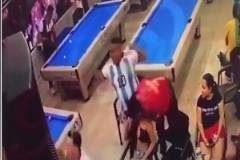 阿根廷奪冠后，男球迷當場被綠還不知情