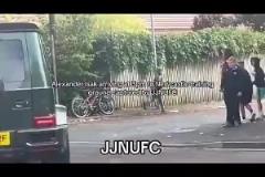 人人喊打！伊薩克開車被紐卡球迷追著罵：老鼠，滾出這里！