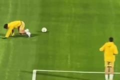 帥不過三秒！帕雷德斯秀漂亮停球后摔了個(gè)狗啃泥