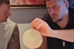 看一次笑一次約基奇中國行吃烤鴨，二哥貌似連薄餅墊紙都吃了