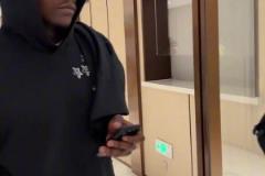 凌晨抵達上海愛德華茲下飛機后不忘給熱情的球迷們簽名