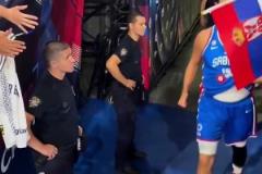 大胃袋這一塊約老師衣服一撩肚腩就兜不住了