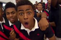 格里芬美國(guó)隊(duì)訓(xùn)練表演炸扣乍一看，圍觀小孩里好多未來(lái)球星！