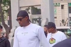 依舊！球迷在成都街頭偶遇閑逛的小卡