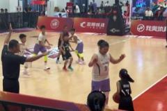 這就有點欺負人了小妹妹都忍不住笑了