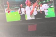 比比賽還精彩，實(shí)拍：工體上演女生向男生求婚成功溫馨畫面