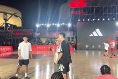 好多黑絲+肉絲！小卡中國行和酒店工作人員羞澀合影