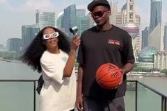 這家庭地位！華子游黃浦江時(shí)女友舉風(fēng)扇幫降溫，還直言：我能游過(guò)去