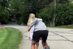 恢復(fù)順利！哈利伯頓身穿保護(hù)靴 公主抱妻子秀恩愛(ài)