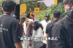 有點(diǎn)太不拘小節(jié)了華子內(nèi)褲大外漏，女友見(jiàn)狀趕忙給他提了上去