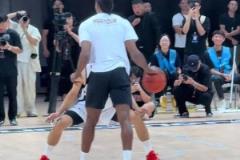 倫納德成都單挑科比門徒 單手抓球?。。?！青春回來了...