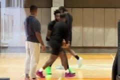 什么時候來CBA呀小卡中國行現(xiàn)身廣州龍獅球館進(jìn)行訓(xùn)練