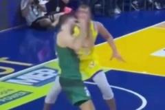 看球幾十年，第一次見到能這么造犯規(guī)的?