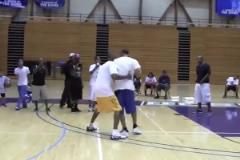 2011年籃球訓(xùn)練營(yíng)，科比與一位球迷粉絲的單挑，各種教你做人